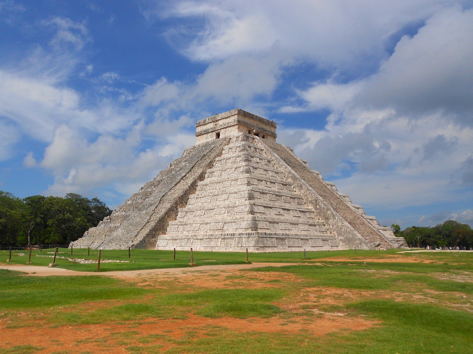 El Castillo pyramid at Chichén Itzá beneath a blue sky